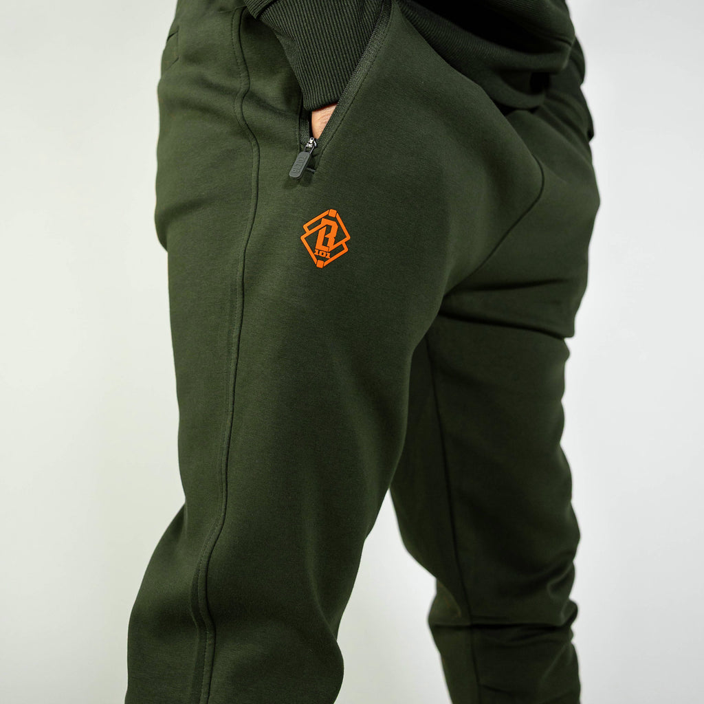 Adult model wearing green Realtree Legacy Diamond Relaxed Fit Camo joggers