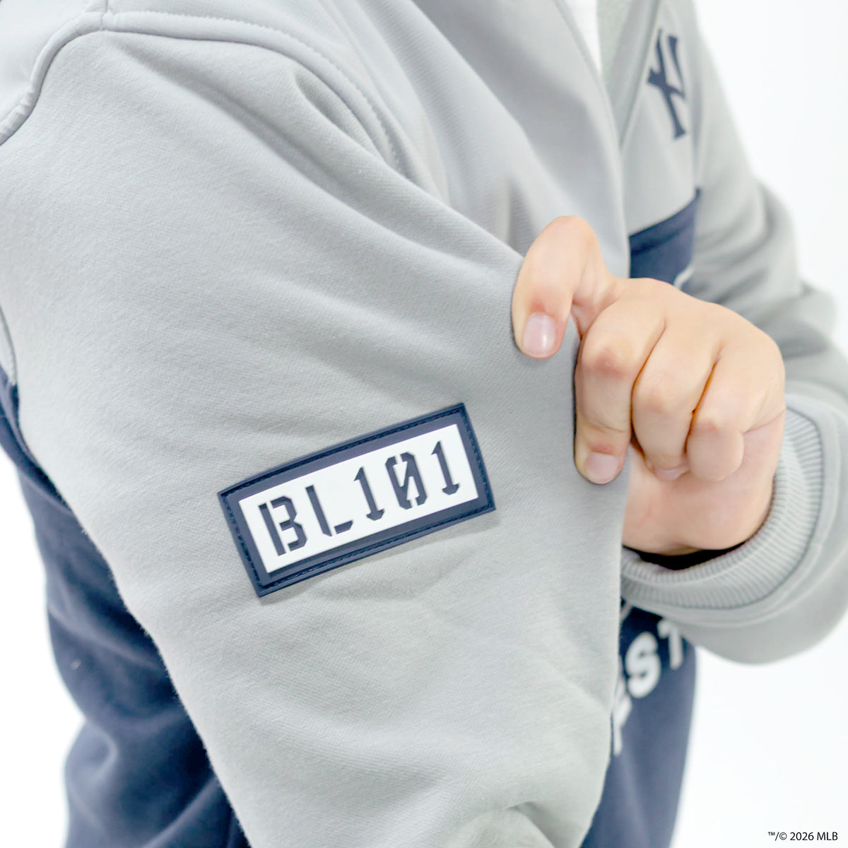 Youth model wearing navy New York Yankees Color Block youth quarter zip